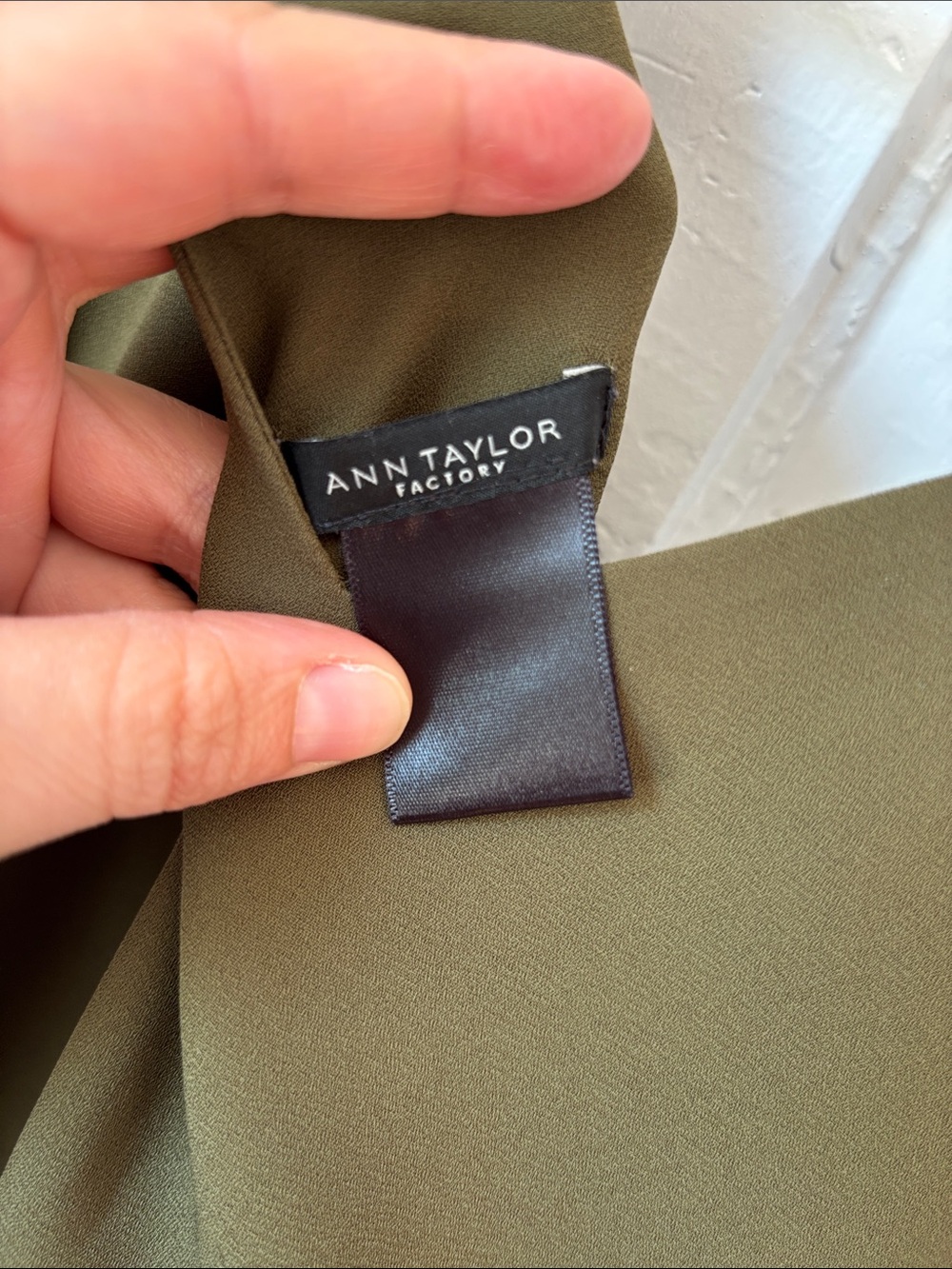 Ann Taylor Factory Olive V-Neck Sleeveless Top - Picture 3 of 8